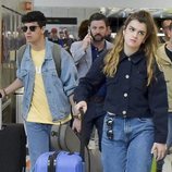 Amaia y Alfred llegando al aeropuerto de Lisboa tras Eurovisión 2018