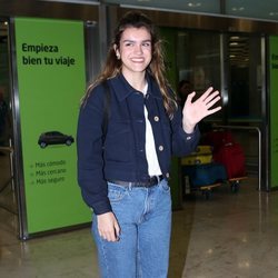 Amaia saludando a los fans en el aeropuerto de Madrid a su vuelta a España tras Eurovisión 2018