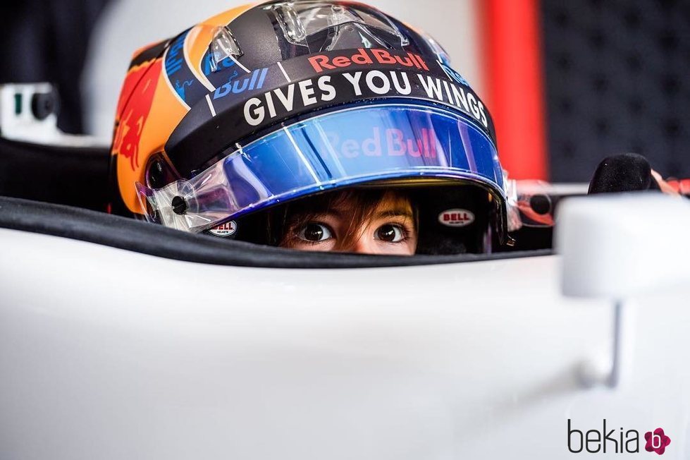 Milan Piqué en el coche de Lewis Hamilton en el GP de España 2018