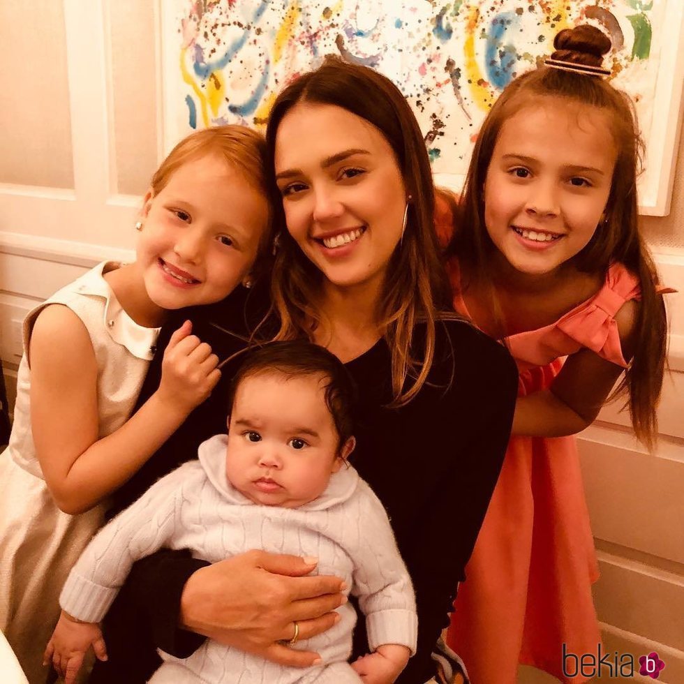 Jessica Alba y sus tres hijos en el Día de la Madre