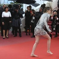 Kristen Stewart descalza en la alfombra roja del Festival de Cannes de 2018