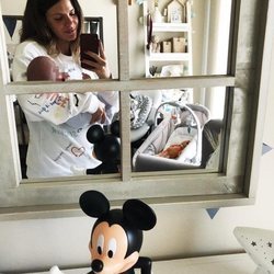Laura Matamoros haciéndose un selfie con su hijo Matías en brazos