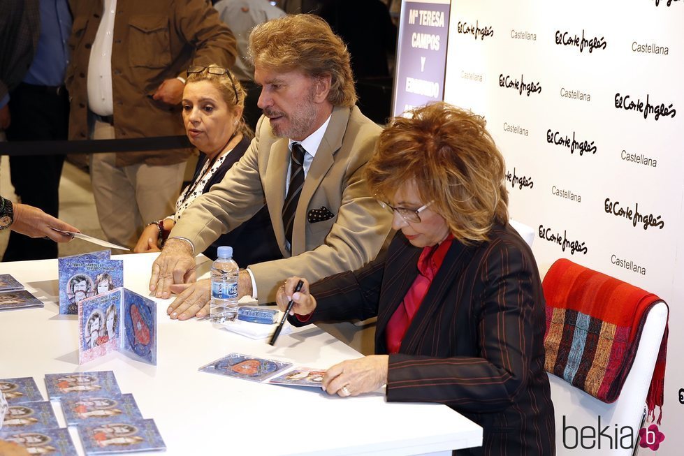 Carmen Borrego con María Teresa Campos y Bigote Arrocet en su firma de discos en Madrid