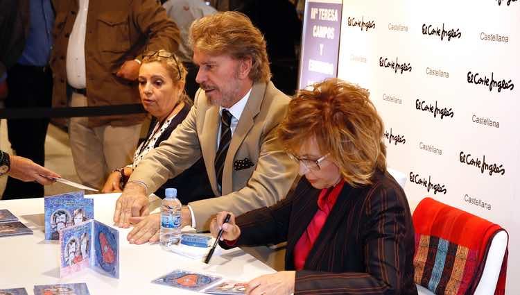 Carmen Borrego con María Teresa Campos y Bigote Arrocet en su firma de discos en Madrid