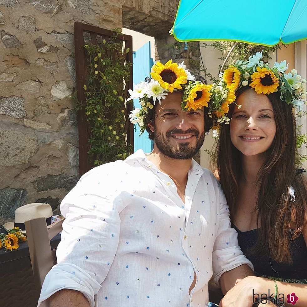 Carlos Felipe y Sofía de Suecia posan divertidos con flores en la cabeza