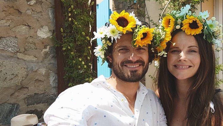Carlos Felipe y Sofía de Suecia posan divertidos con flores en la cabeza