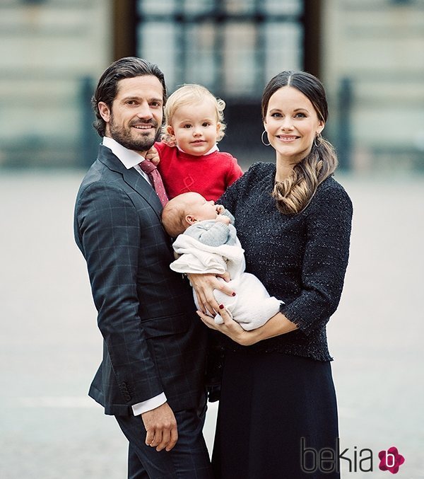 Carlos Felipe y Sofía de Suecia posan con sus hijos en brazos