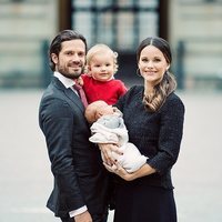 Carlos Felipe y Sofía de Suecia posan con sus hijos en brazos