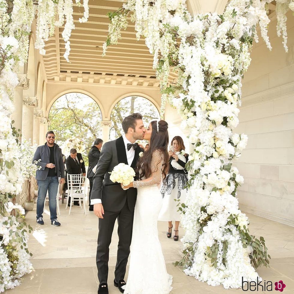 Primer beso de Cesc Fábregas y Daniella Semaan como marido y mujer