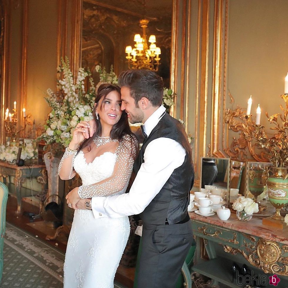 Cesc Fábregas y Daniella Semaan mirándose muy cómplices el día de su boda