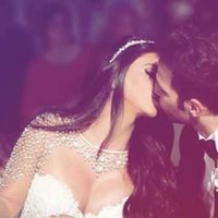 Cesc Fábregas y Daniella Semaan besándose durante su banquete de bodas
