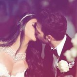 Cesc Fábregas y Daniella Semaan besándose durante su banquete de bodas