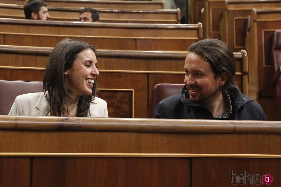 Pablo Iglesias e Irene Montero durante una sesión en el Parlamento