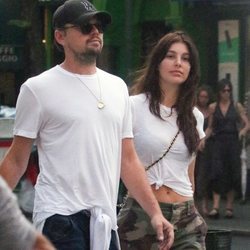 Leonardo DiCaprio y Camila Morrone paseandopor Nueva York