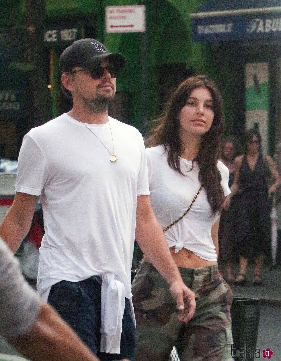 Leonardo DiCaprio y Camila Morrone paseandopor Nueva York