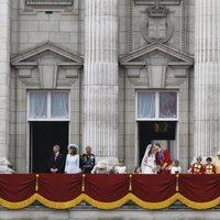 El Príncipe Guillermo y Kate Middleton se besan en su boda ante sus familias