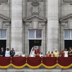 El Príncipe Guillermo y Kate Middleton se besan en su boda ante sus familias