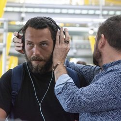 Alberto Isla con los cascos en el aeropuerto tras su expulsión de 'Supervivientes 2018'