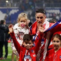 Fernando Torres celebrando la tercera Europa League del Atlético de Madrid con sus tres hijos