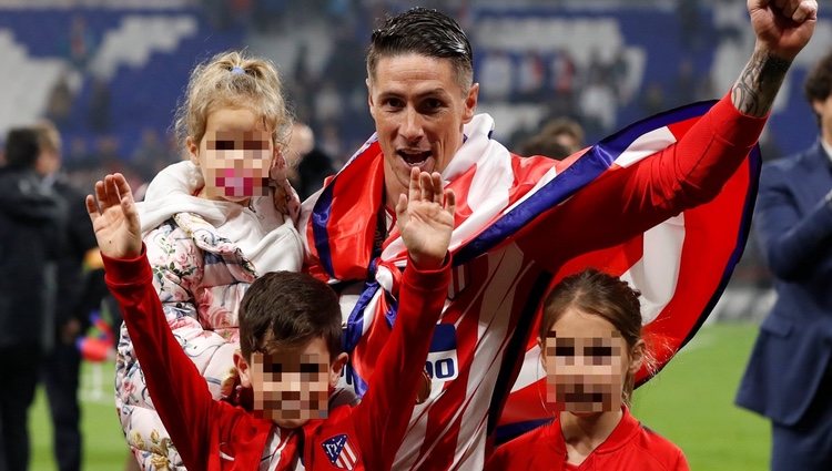 Fernando Torres celebrando la tercera Europa League del Atlético de Madrid con sus tres hijos