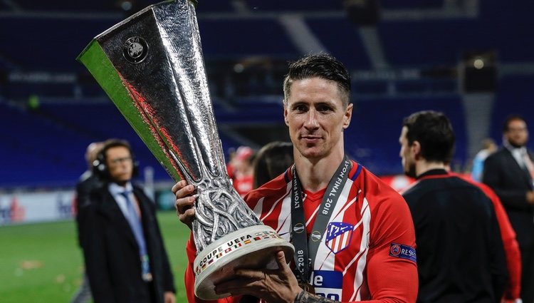 Fernando Torres con su trofeo de la Europa League tras ganar con el Atlético de Madrid
