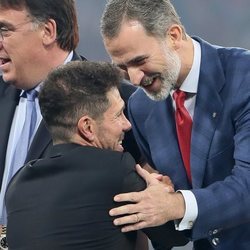 El Rey Felipe felicitando a Diego Simeone por la tercera Europa League del Atlético de Madrid