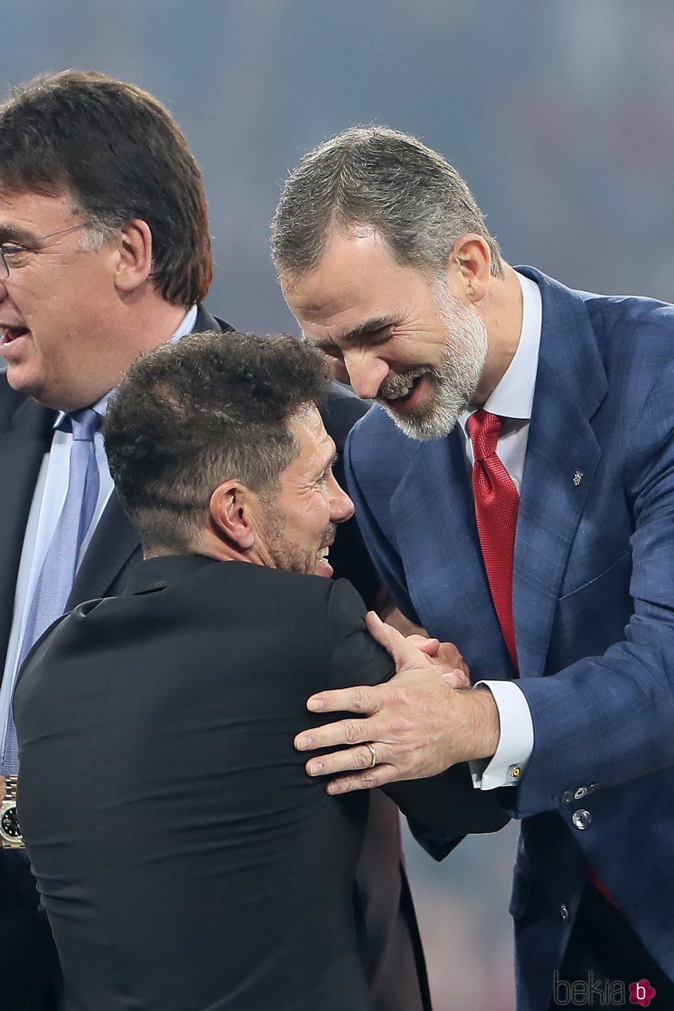 El Rey Felipe felicitando a Diego Simeone por la tercera Europa League del Atlético de Madrid