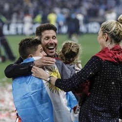 Diego Simeone con Carla Pereyra y sus hijos tras la victoria del Atlético de Madrid en la Europa League