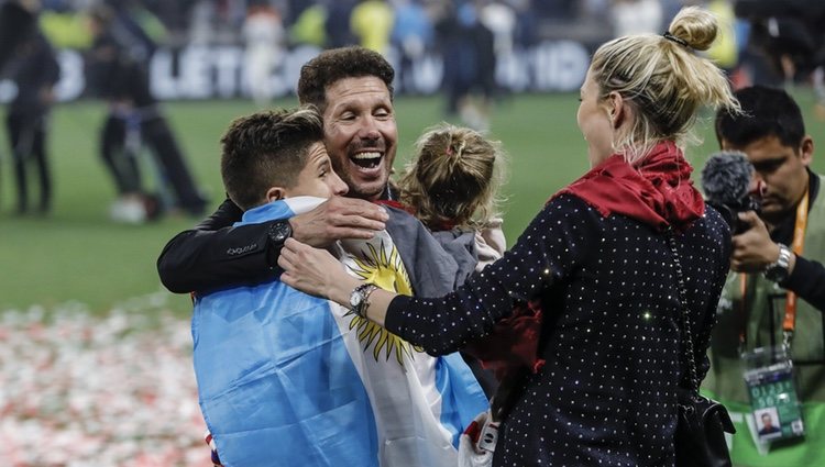 Diego Simeone con Carla Pereyra y sus hijos tras la victoria del Atlético de Madrid en la Europa League