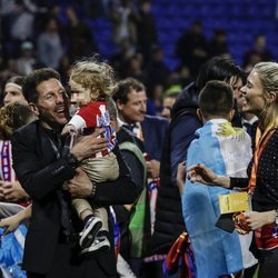 Diego Simeone con su hija Francesca y su pareja Carla Pereyra celebrando la Europa League 2018 del Atlético de Madrid