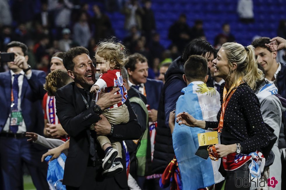 Diego Simeone con su hija Francesca y su pareja Carla Pereyra celebrando la Europa League 2018 del Atlético de Madrid