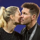Carla Pereyra dando un beso a Diego Simeone tras la victoria del Atlético de Madrid en la Europa League 2018