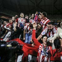 Fernando Torres dándolo todo con la afición del Atlético de Madrid tras ganar la Europa League 2018