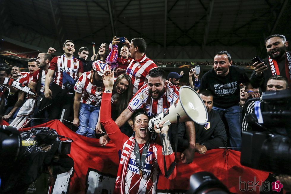 Fernando Torres dándolo todo con la afición del Atlético de Madrid tras ganar la Europa League 2018