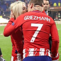Antoine Griezmann besándose con su mujer tras la victoria del Atlético de Madrid
