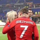 Antoine Griezmann besándose con su mujer tras la victoria del Atlético de Madrid