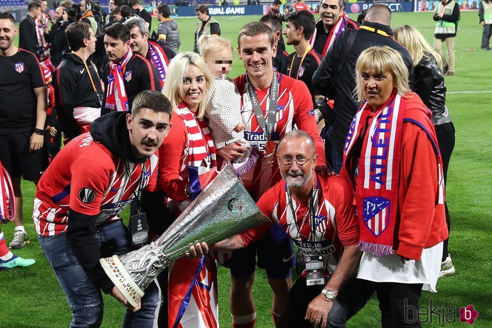 Antoine Griezmann celebrando con su familia la Europa League 2018