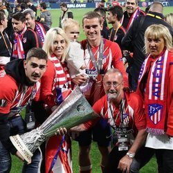 Antoine Griezmann celebrando con su familia la Europa League 2018