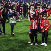 Fernando Torres, muy feliz con sus tres hijos celebrando la victoria del Atleti en la Europa League 2018