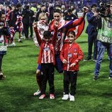 Fernando Torres, muy feliz con sus tres hijos celebrando la victoria del Atleti en la Europa League 2018