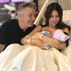 Alec Baldwin e Hilaria Thomas con su cuarto hijo recién nacido