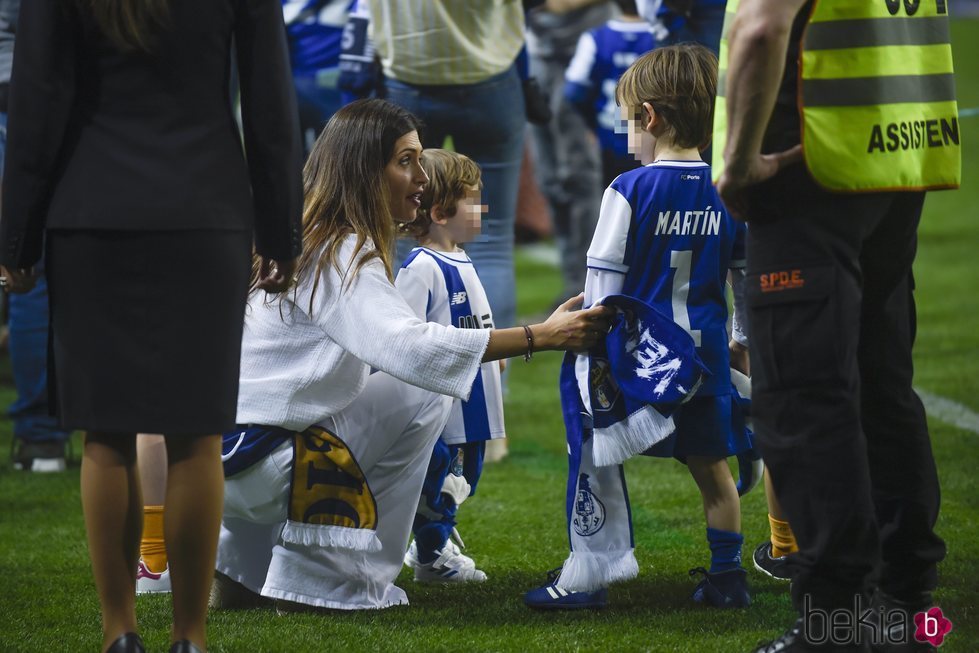 Sara Carbonero celebrando con sus hijos la victoria del Oporto tras ganar la liga portuguesa 2018