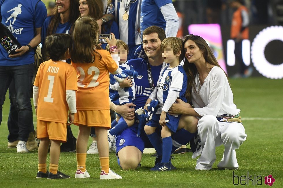 Iker Casillas y Sara Carbonero con sus hijos Lucas y Martín celebrando la victoria del Oporto