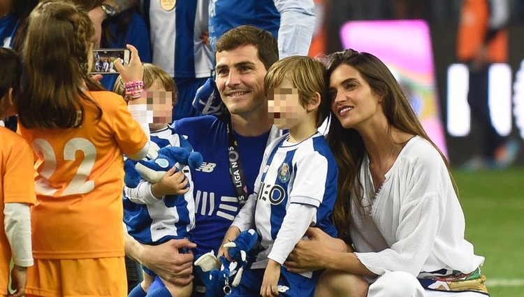 Iker Casillas y Sara Carbonero con sus hijos Lucas y Martín celebrando la victoria del Oporto