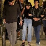 Cepeda, Aitana y Javier Ambrossi acudiendo al musical 'La Llamada'