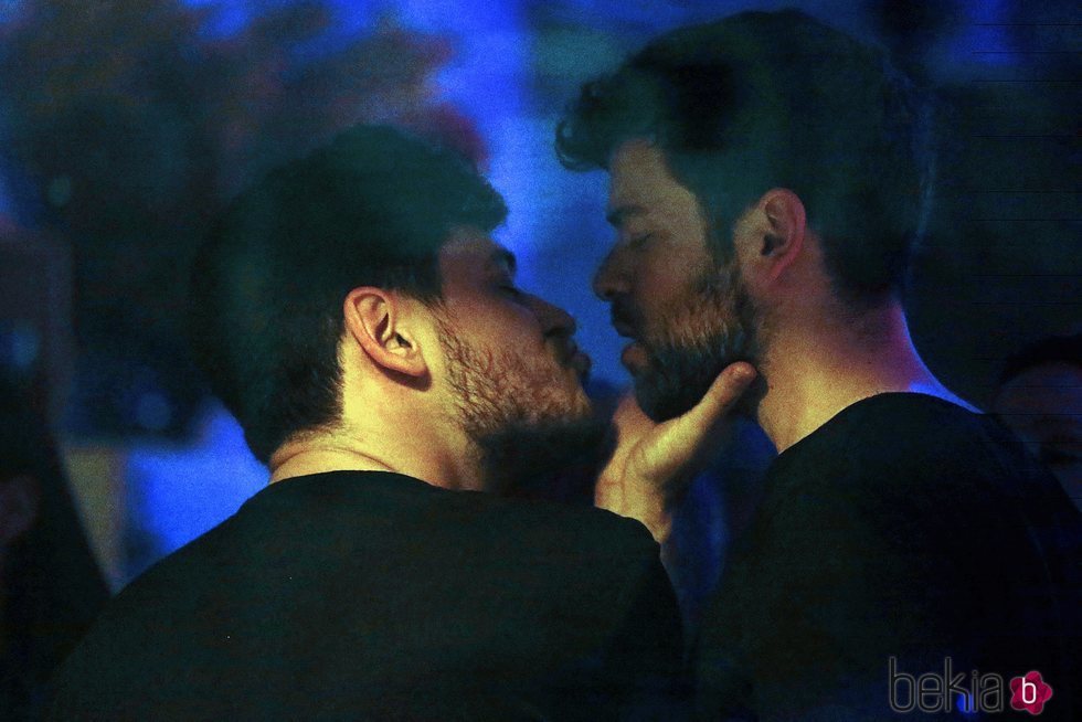 Cepeda y Ricky aparentan darse un beso tras el musical de 'La Llamada'