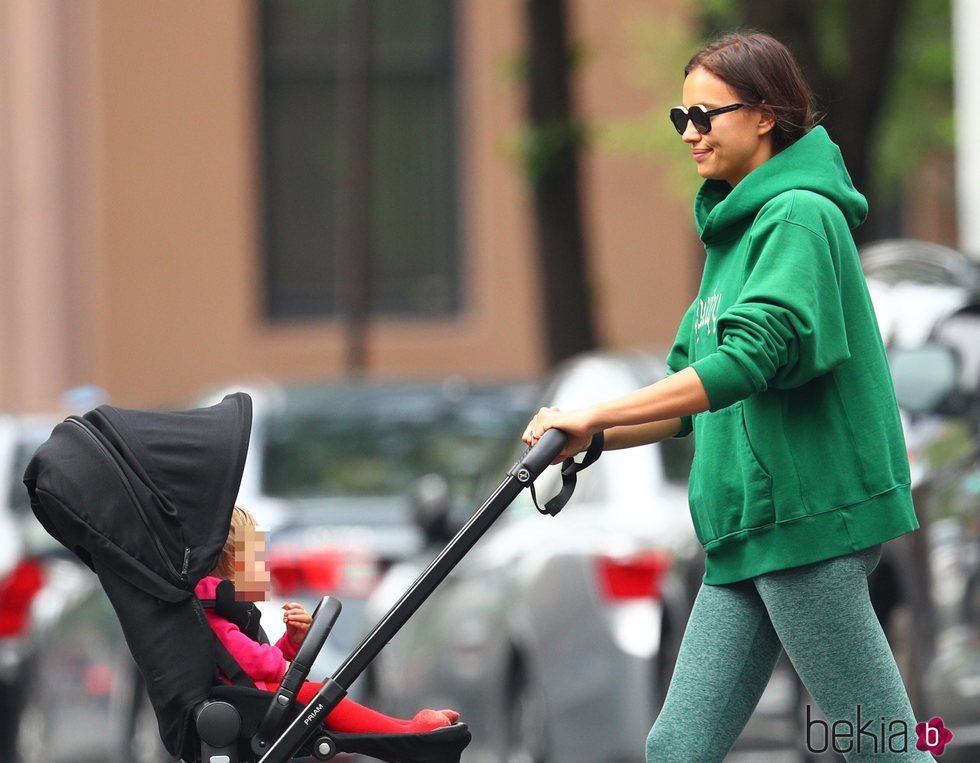 Irina Shayk, muy feliz dando un paseo a su hija Lea