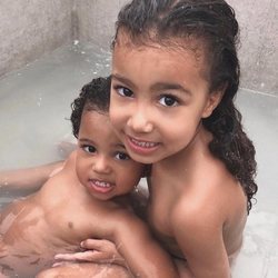 North y Saint West, hijos de Kim Kardashian, dándose un baño