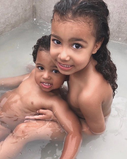 North y Saint West, hijos de Kim Kardashian, dándose un baño