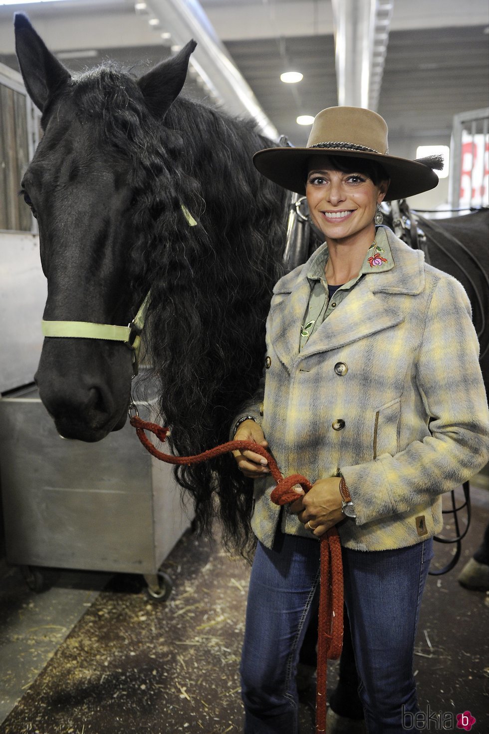 Natalia Estrada con un caballo